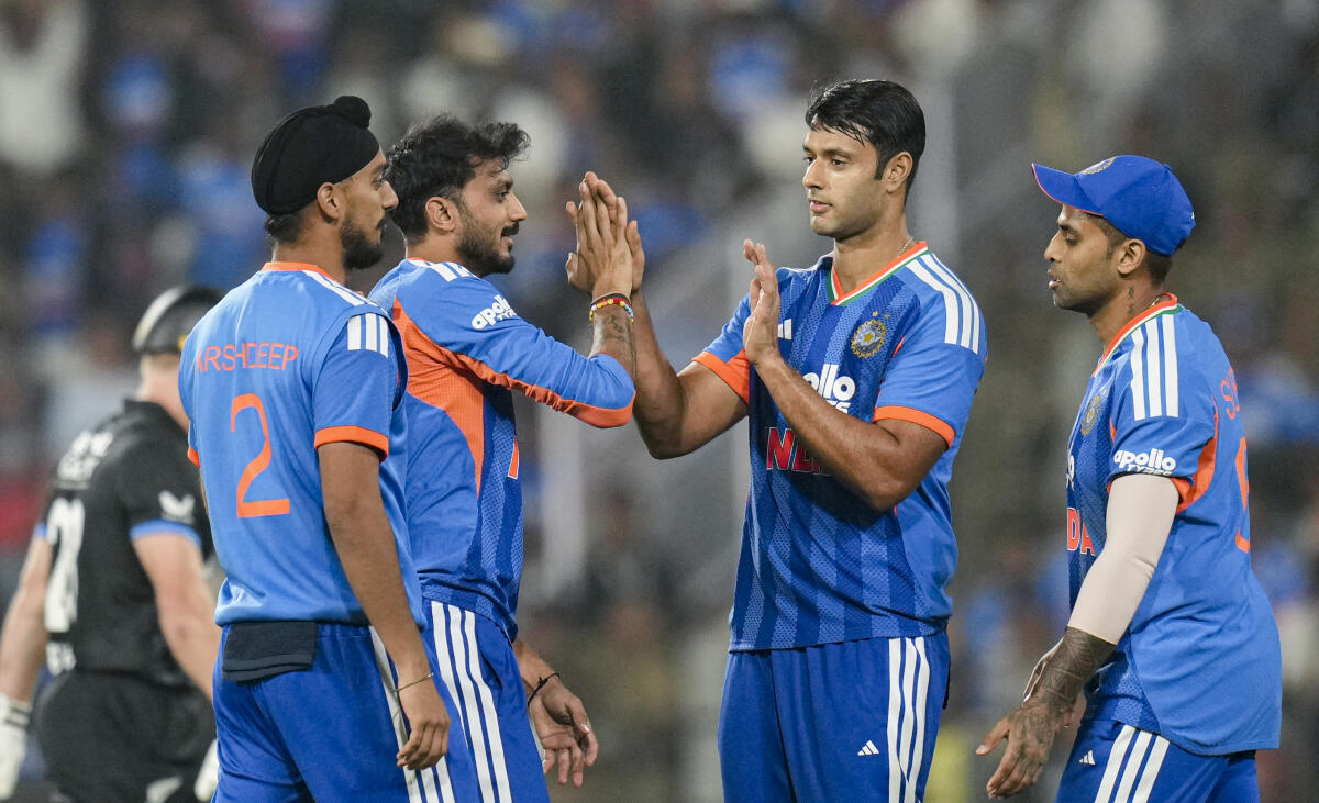 India's Axar Patel, second left, with teammates celebrates after taking the wicket of New Zealand's Glenn Phillips during the first T20I cricket match between India and New Zealand. PTI