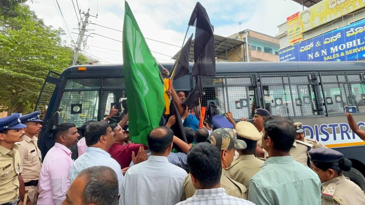 Mandya: Members of Raitha Sangha, SDMC association protest with black flags to protect government schools