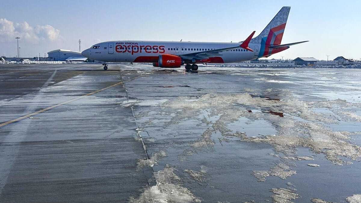 All flights to and from Srinagar cancelled due to snowfall, tourists stranded