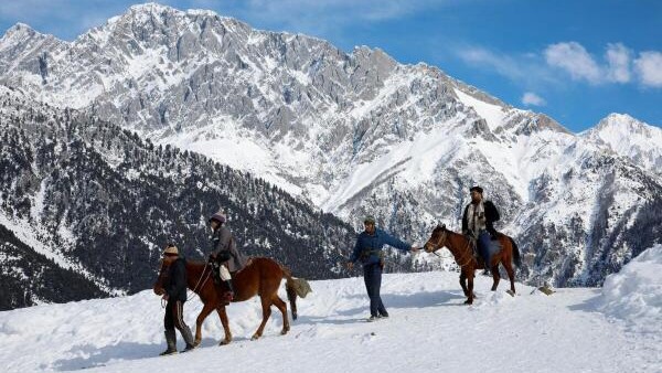 Avalanche hits J&K's Sonamarg tourist resort; officials say no casualty