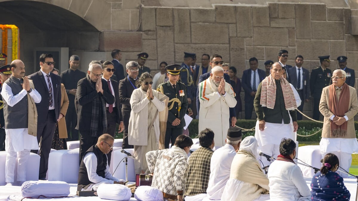 President Droupadi Murmu, PM Modi pay tributes to Mahatma Gandhi at Rajghat on death anniversary