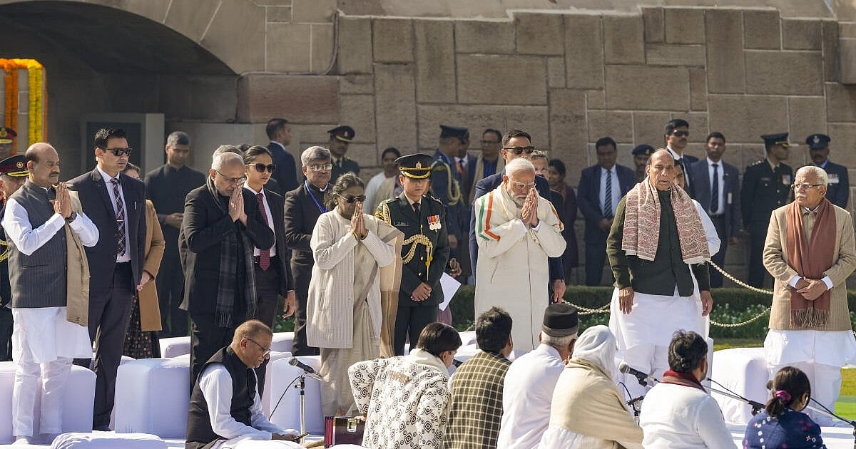 President Droupadi Murmu, PM Modi pay tributes to Mahatma Gandhi at ...