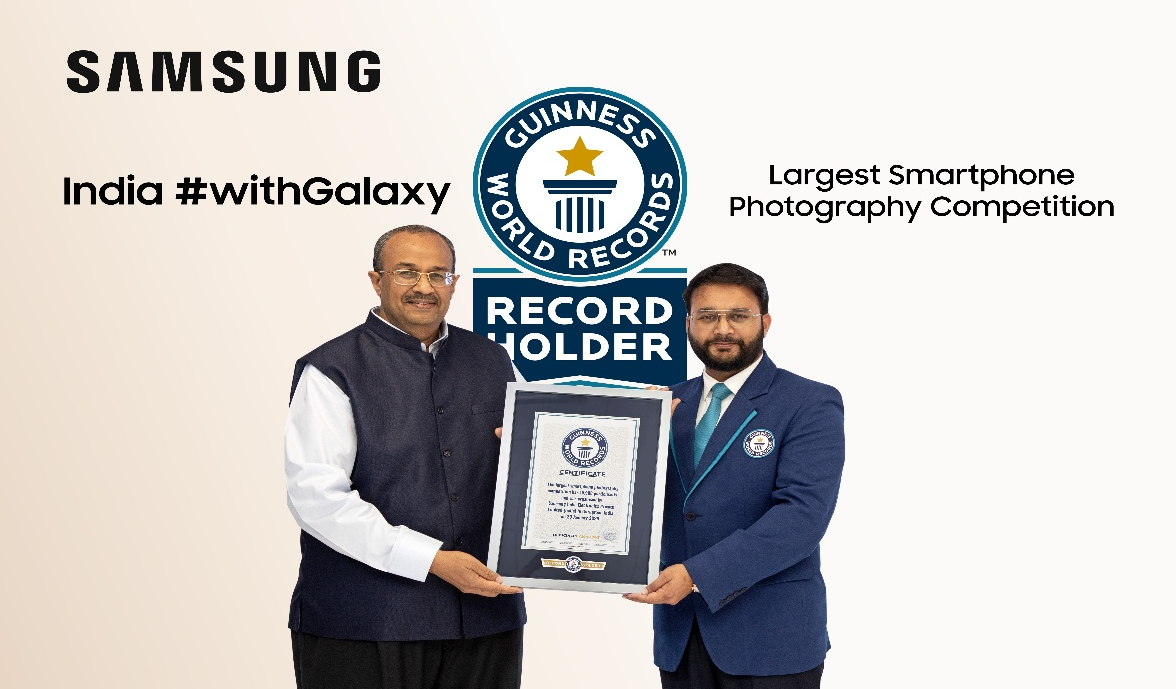 From left to right- Raju Pullan, Senior Vice President, MX Business, Samsung India with Swapnil Dangarikar, Senior Adjudicator, Guinness World Records at the presentation ceremony.