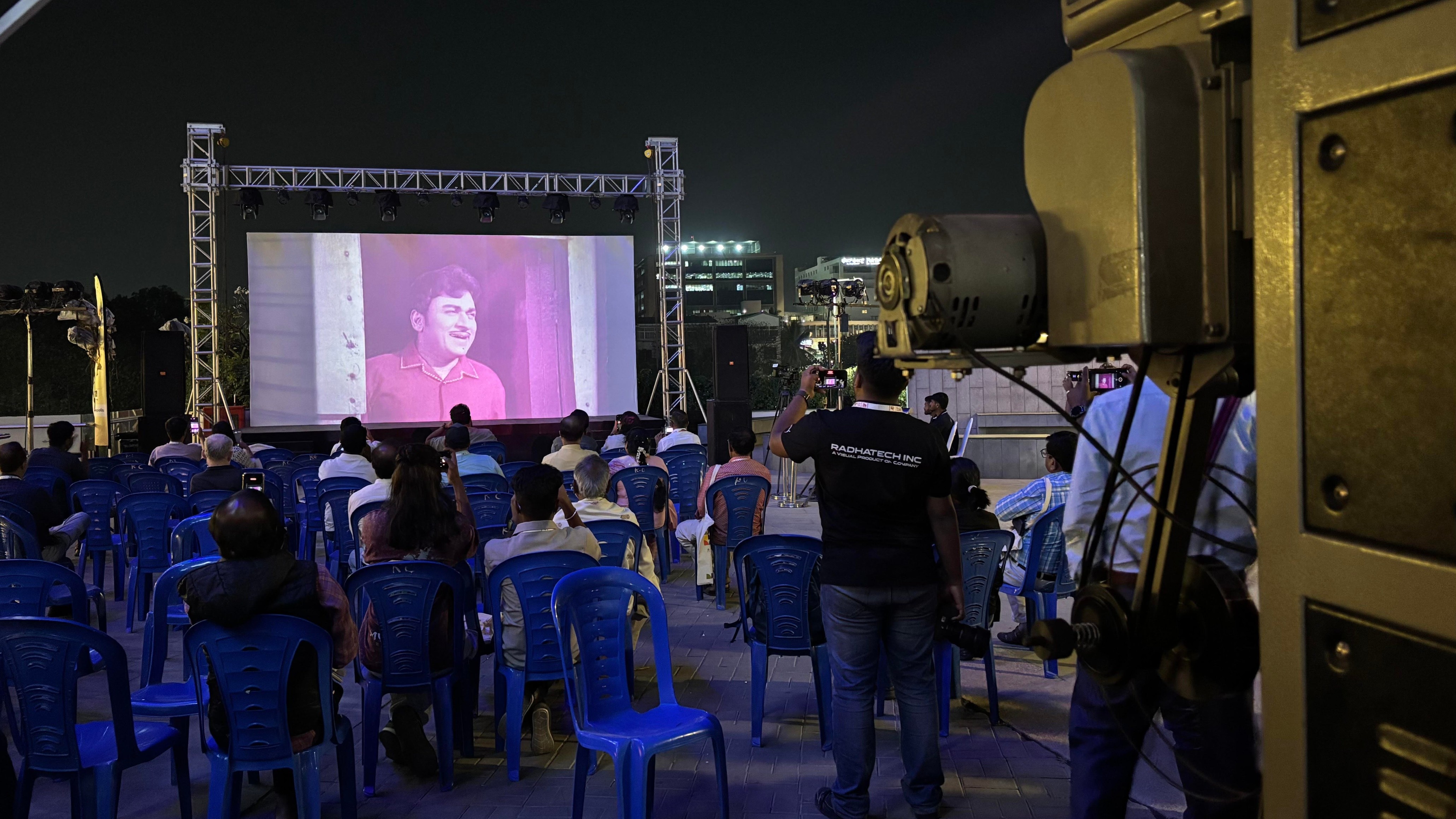 LuLu Mall turns into open-air theatre as ‘Bangarada Manushya’ returns on 35mm