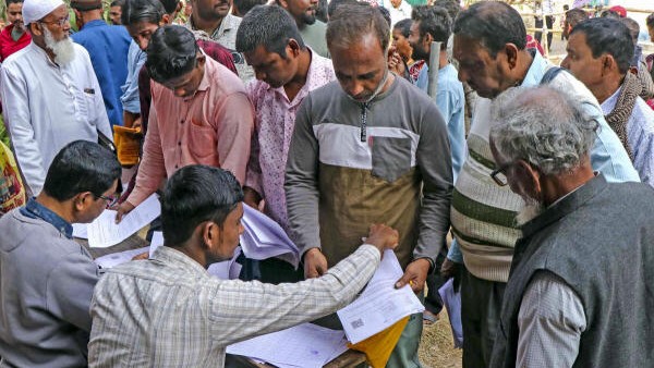 EC directs completion of SIR hearings within 7 days in Bengal