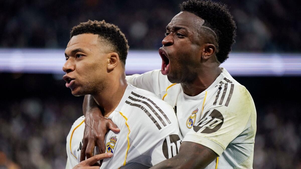 Soccer-Mbappe's late penalty edges  Real Madrid past nine-man Rayo Vallecano 