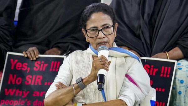 West Bengal Politics News: Mamata Banerjee Uses Poetry to Protest SIR