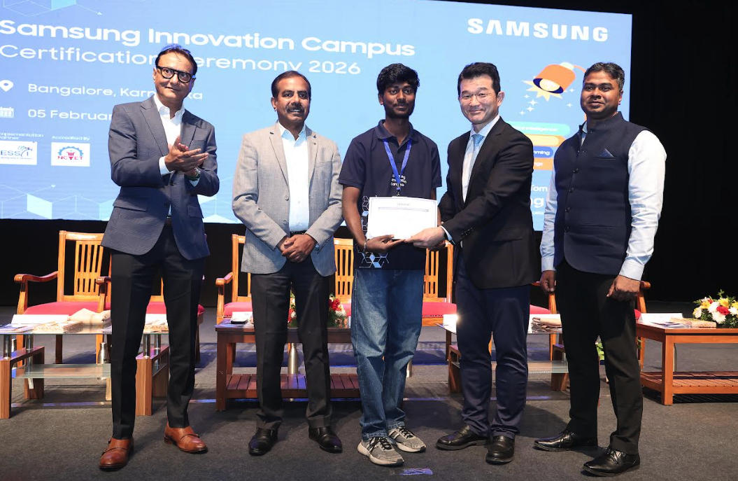 SP Chun, Corporate Vice President, Samsung Southwest Asia, handing over the Samsung Innovation Campus programme certificate to the student.