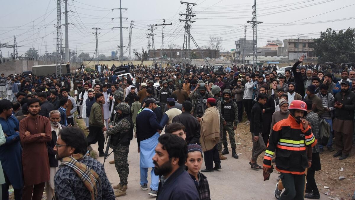 Islamic State claims suicide bombing at Shi'ite mosque in Pakistan