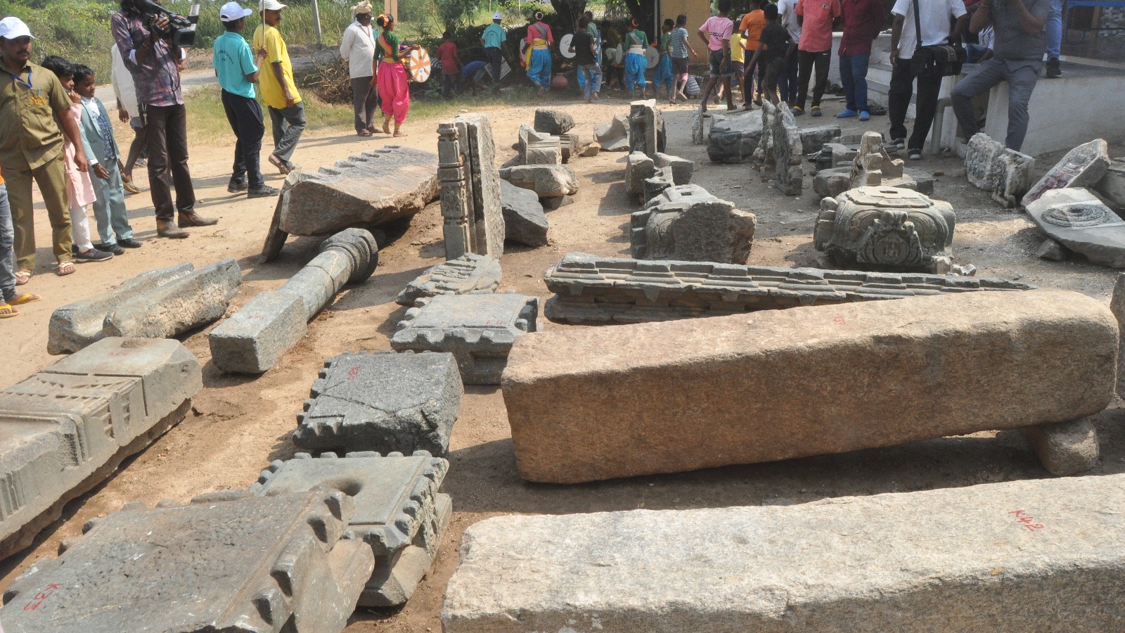 Lakkundi excavation: 47 ದಿನಗಳಲ್ಲಿ ಭೂಗರ್ಭದಿಂದ 50ಕ್ಕೂ ಹೆಚ್ಚು ಪ್ರಾಚ್ಯಾವಶೇಷ ಪತ್ತೆ – ಇನ್ನೂ 101 ಗುಡಿಗಳ ರಹಸ್ಯ ಬಹಿರಂಗವಾಗುತ್ತದೆಯೇ? Image