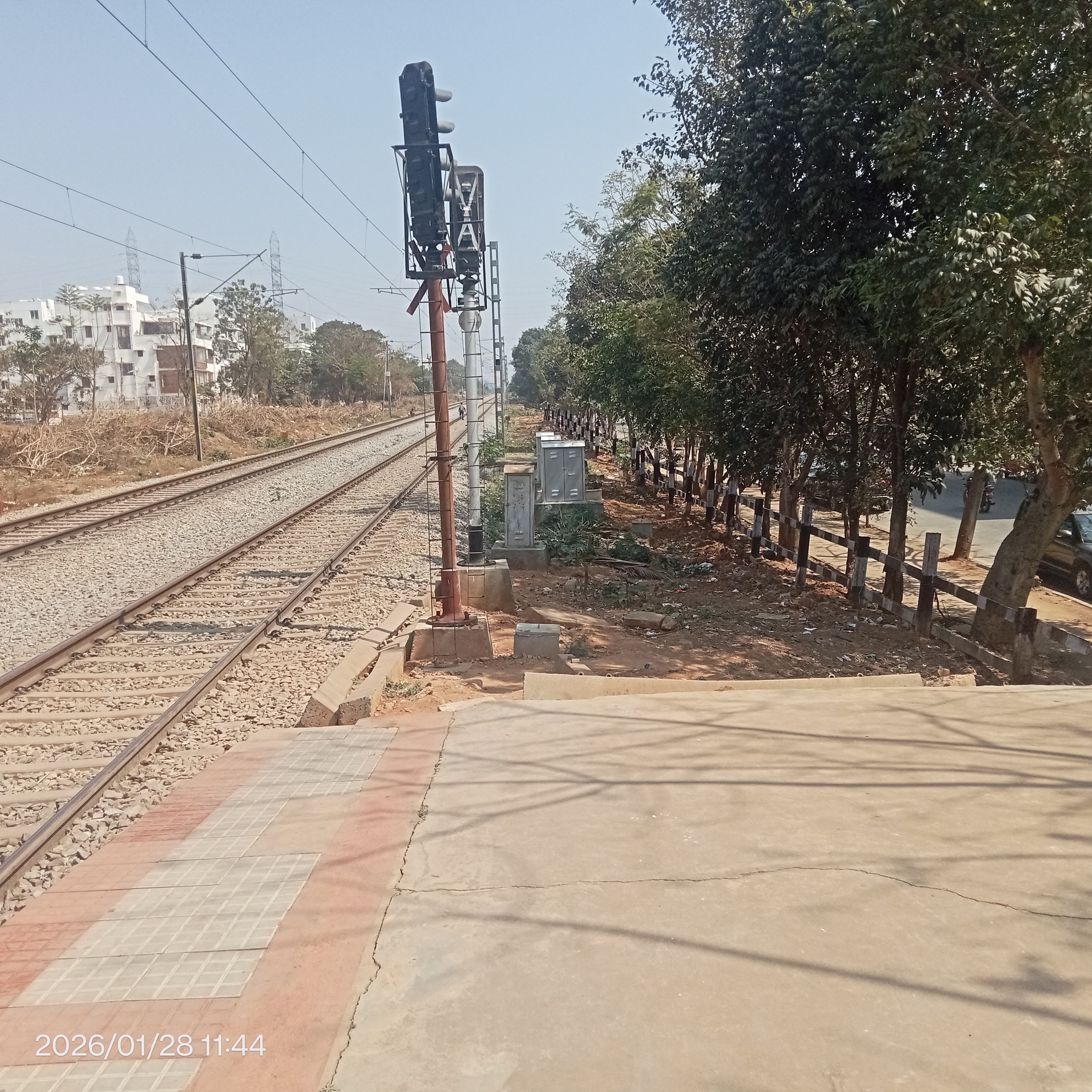 The railway crossing in Kodigehalli has a functioning signalling system. But barricades are missing leaving pedestrians and vehicles vulnerable to accidents. DH photo/Abhinaya M