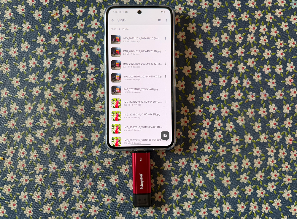 Kingston Dual Portable SSD storage connected to an Android phone.