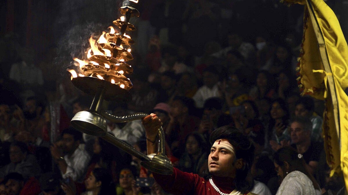 Global Photo Roundup: From Ganga Riverbed to Climate Protests