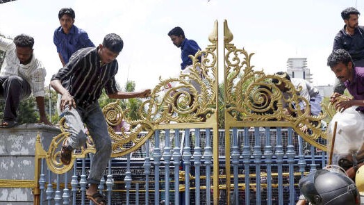 SFI protest at Kerala University turns tense over arts festival row