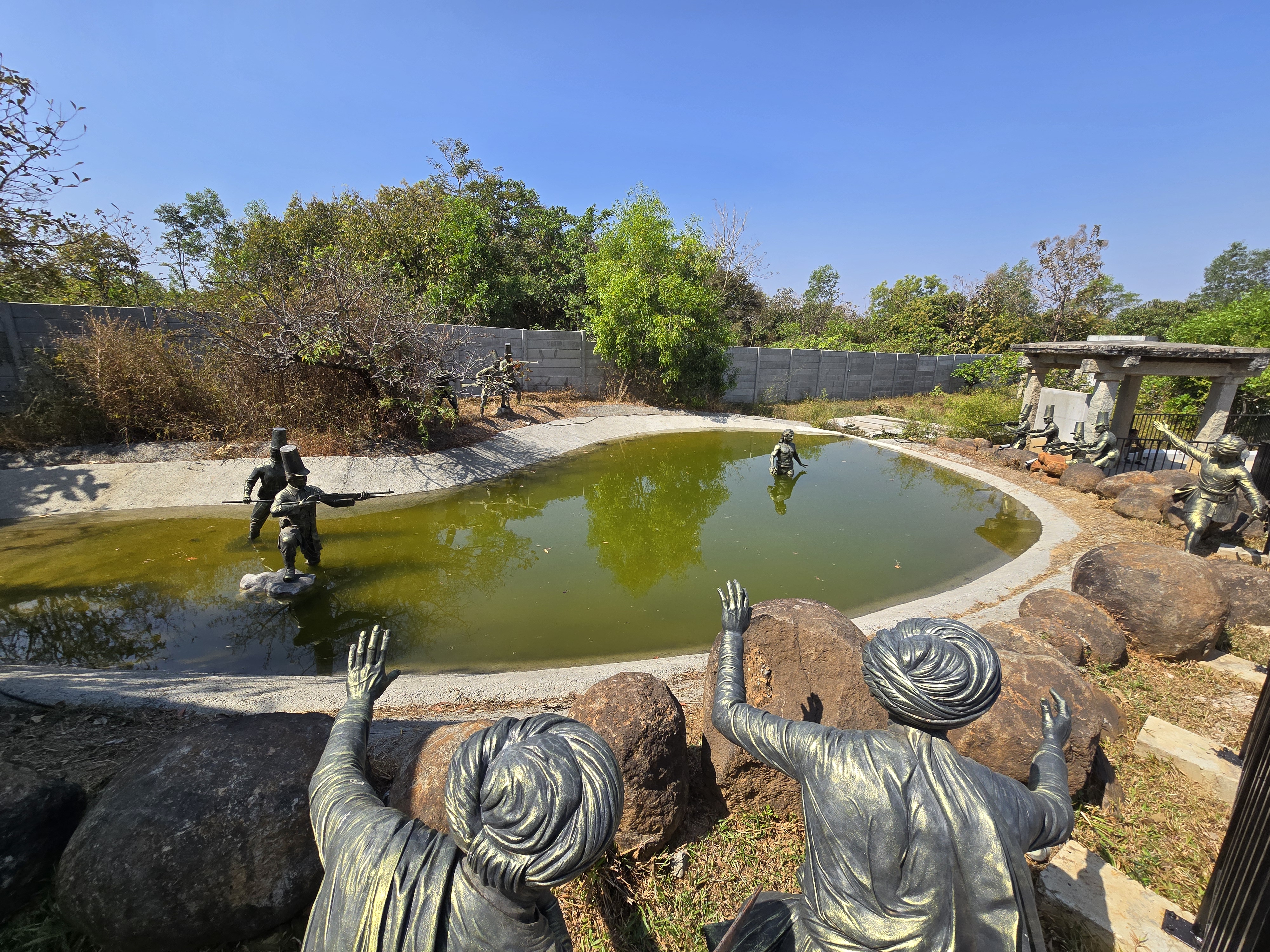 The depiction of Rayanna’s capture at Dorihalla at Veerabhoomi in Nandgad. DH Photo/Eknath Agasimani