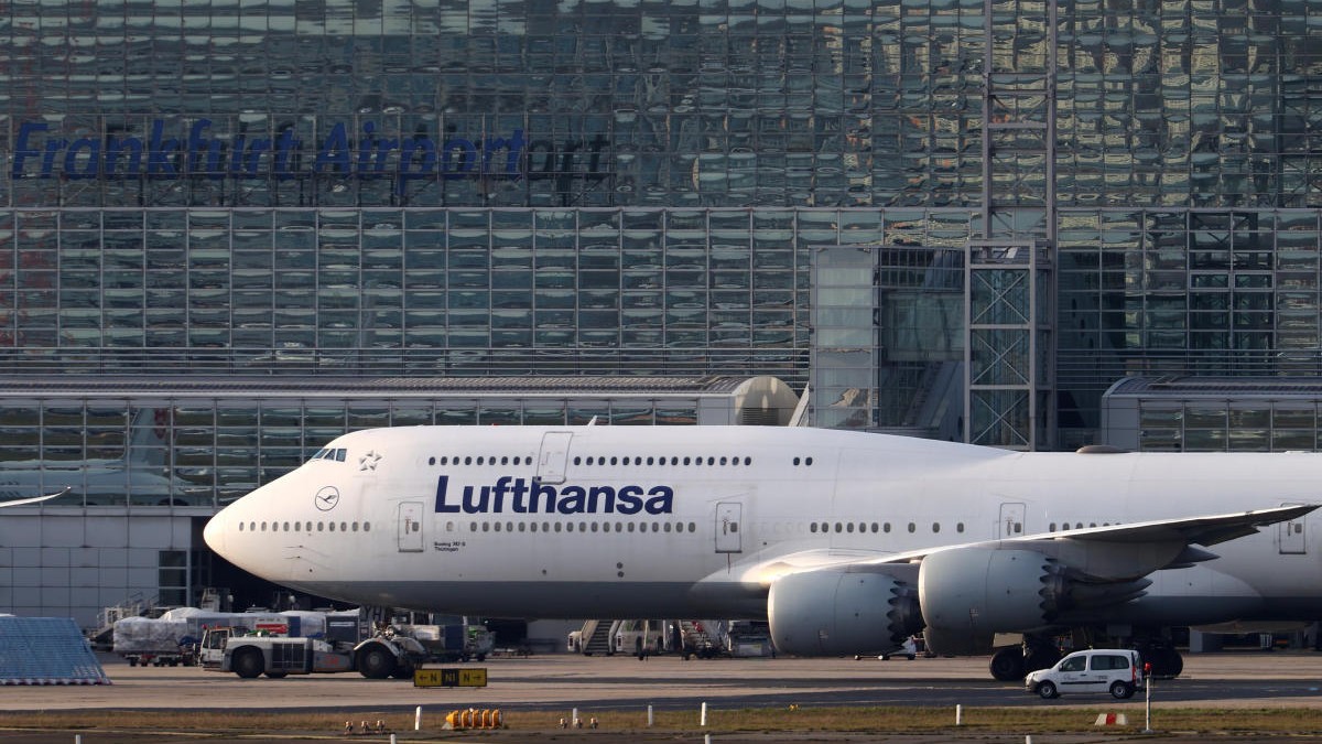 Hundreds of Lufthansa flights cancelled as pilots, cabin crew walk out