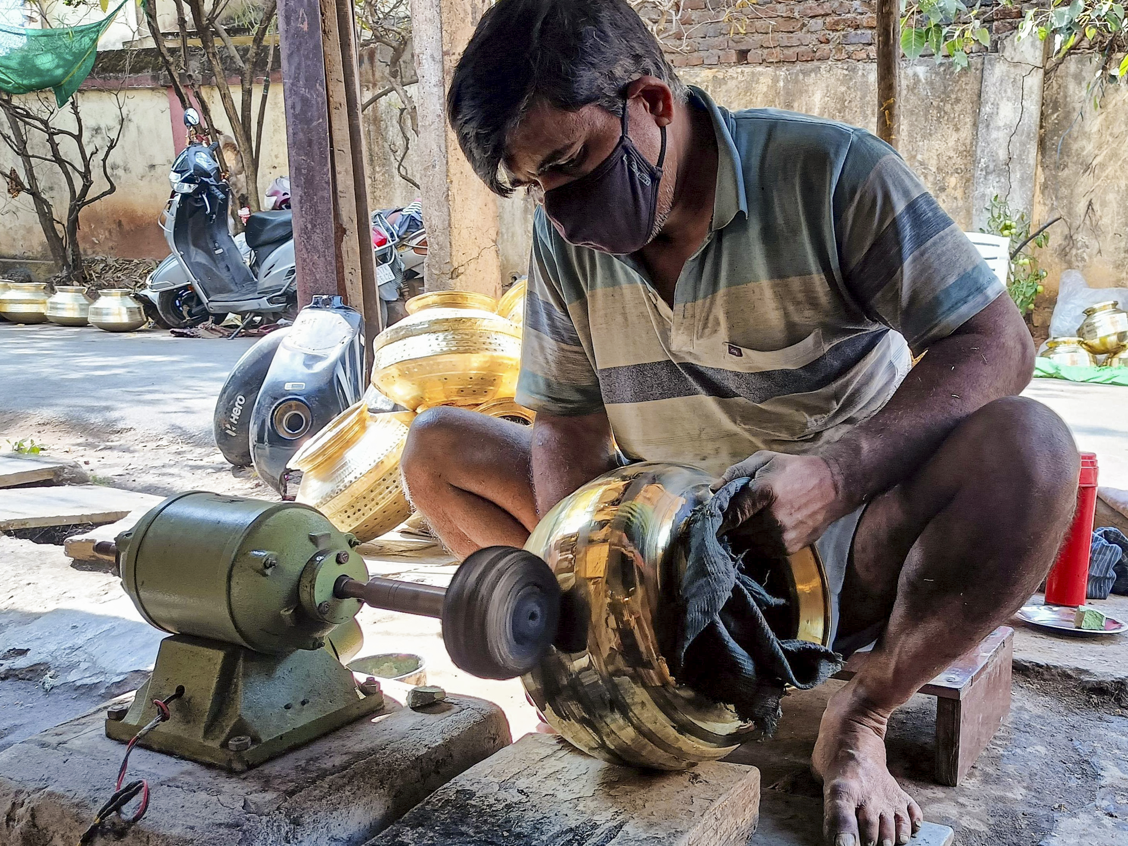 Standalone: Coppersmith at a workshop in Bastar
