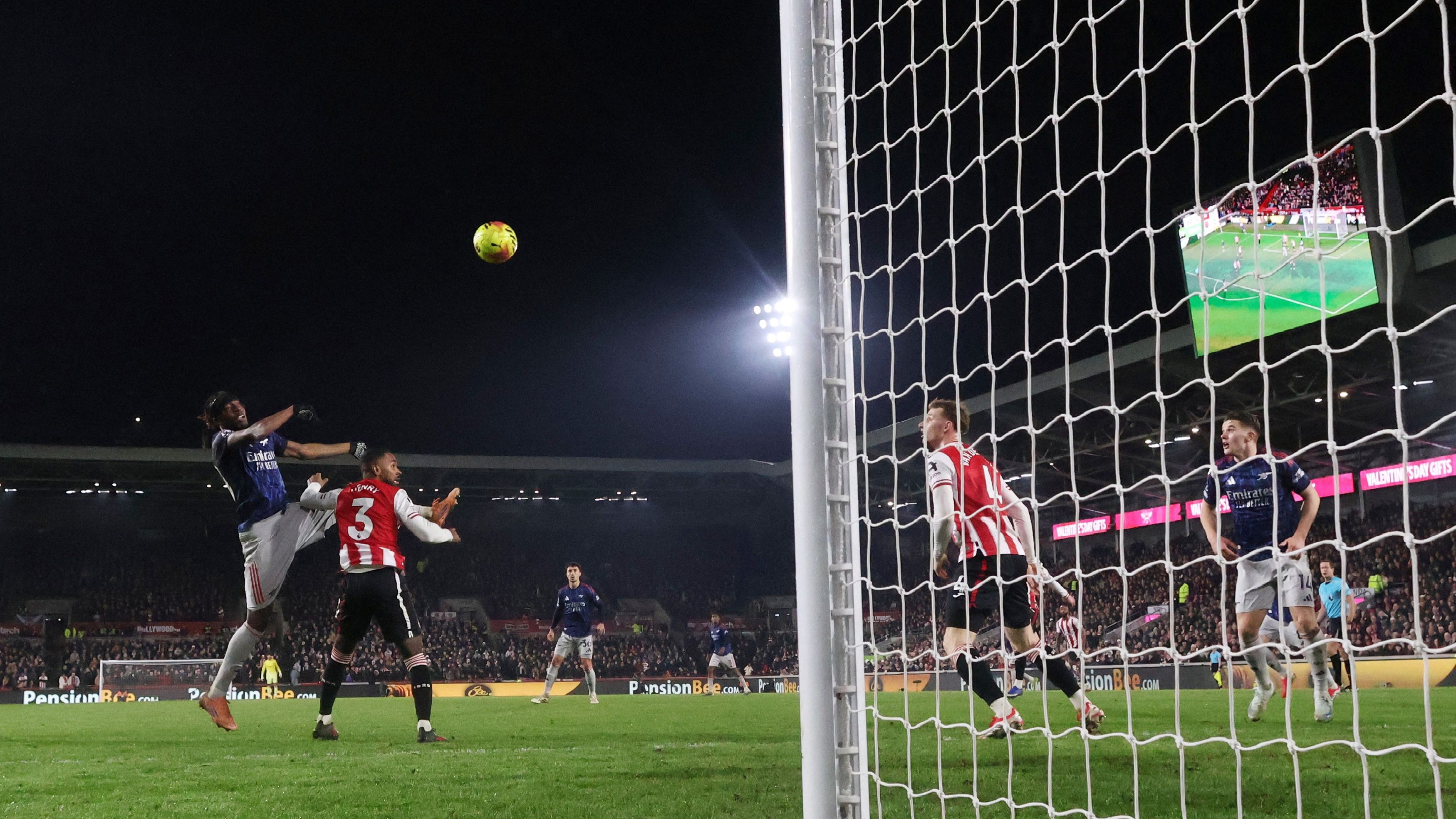 Arsenal miss chance to go six points clear with draw at Brentford