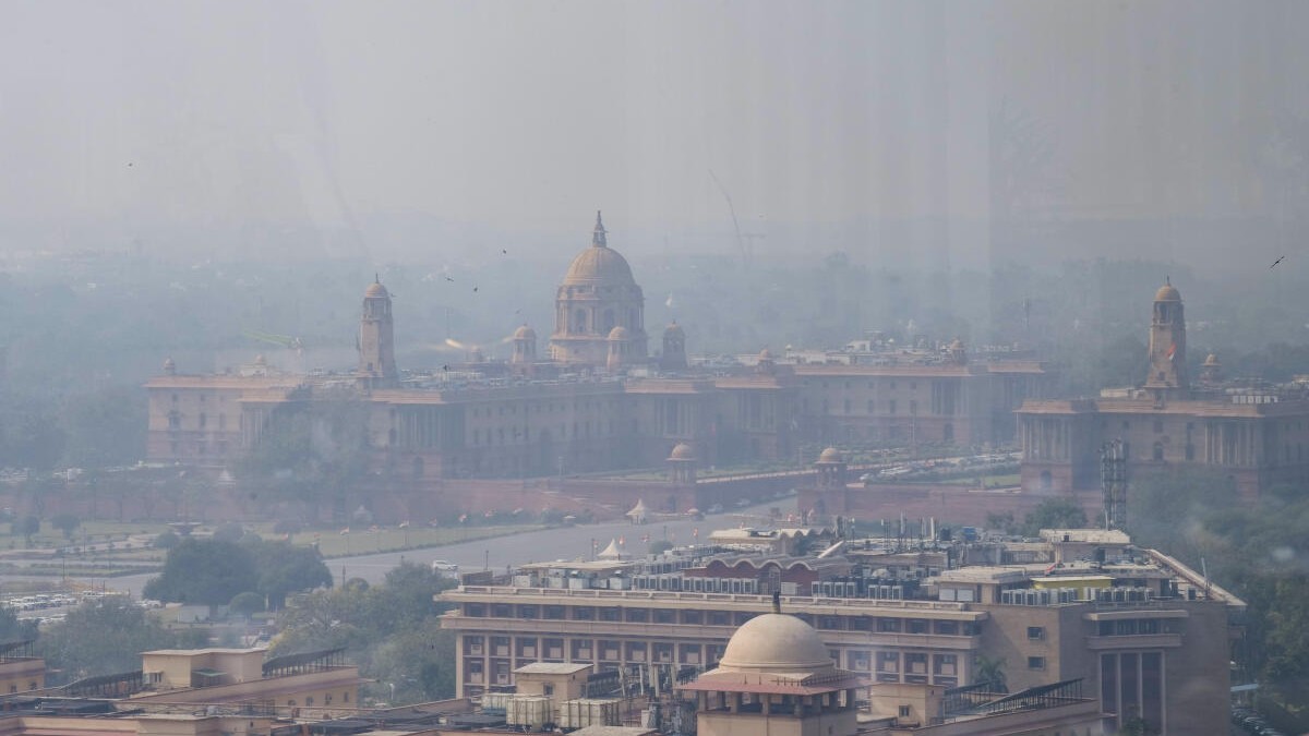 Delhi records 11.8 degrees Celsius, likely to see a windy Saturday; AQI 'poor'