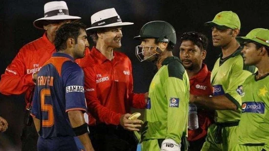Umpires had to intervene Gautam Gambhir and Kamran Akmal.  