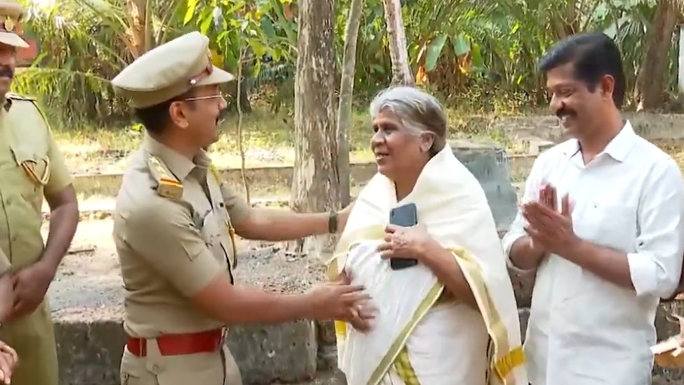 Elderly woman confronts traffic violator, honoured by Kerala MVD