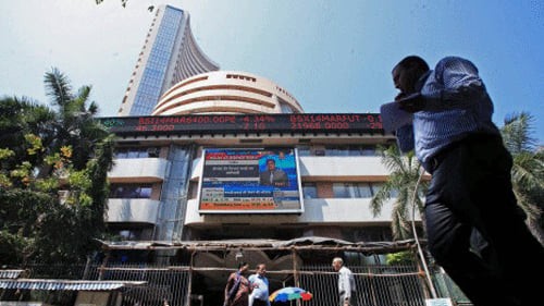 Stock markets rise for second day on gains in bank, IT stocks