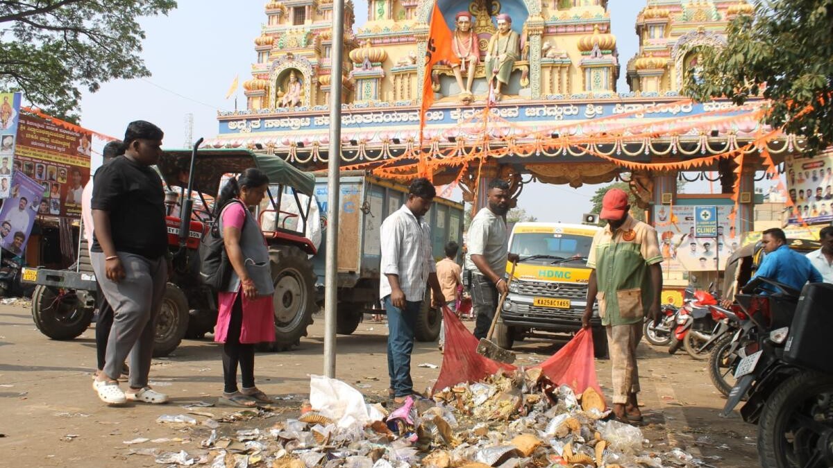HDMC intensifies cleaning; 85 tonnes of waste cleared after Siddharoodha Mutt  Jatra Rathotsav