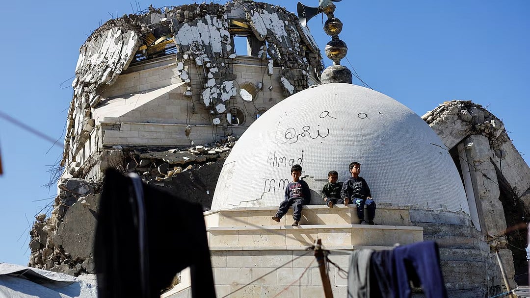 Ramadan Begins in Gaza Amid Devastation of Shattered Mosques and Ruins