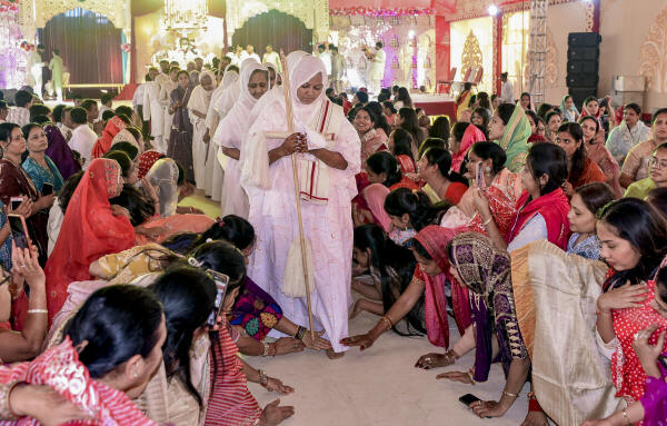 Women belonging to the Jain community during a 'Diksha' procession, in Chikkamagaluru, Karnataka.
