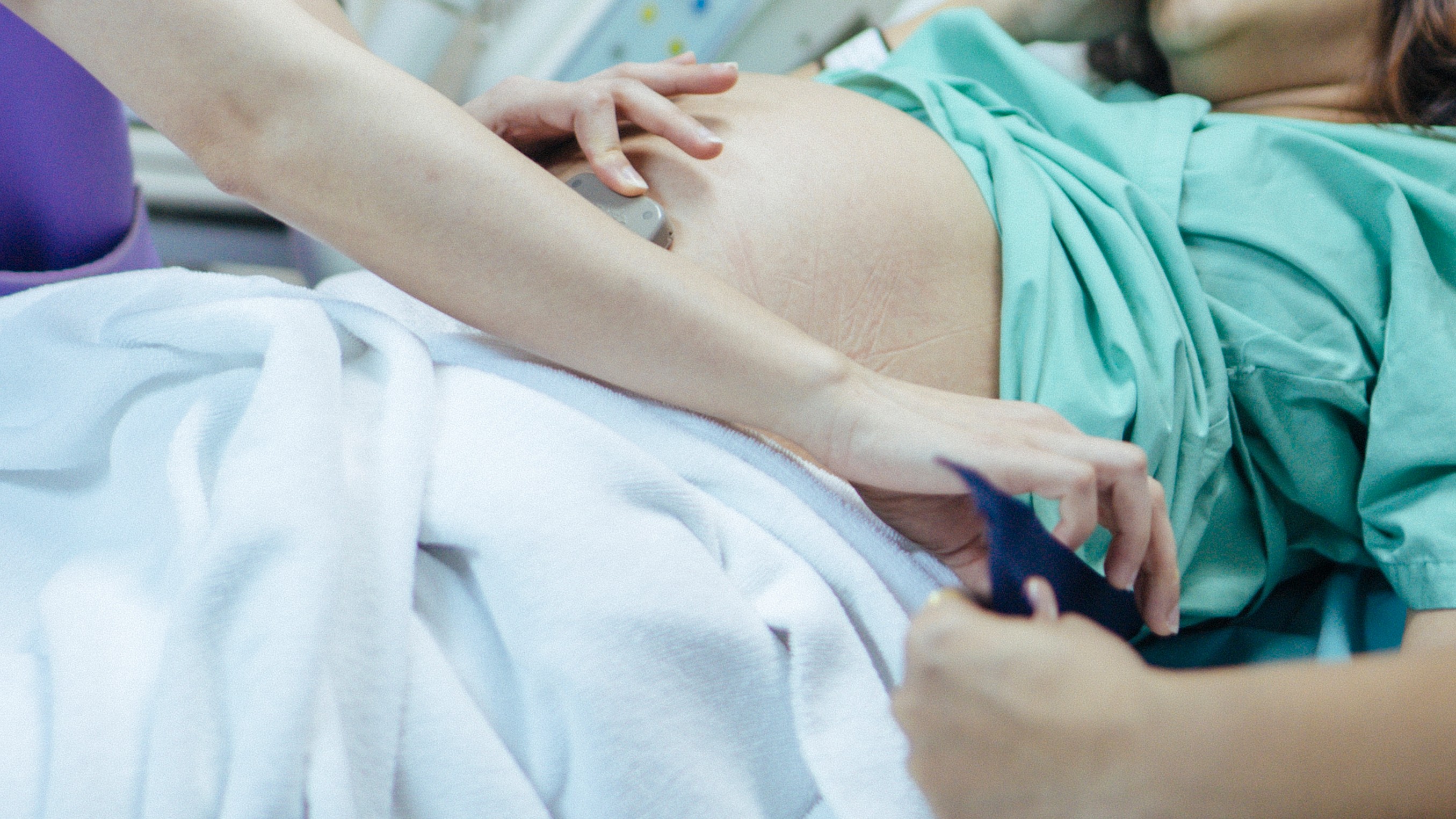 Unable to bear labour pain, UP woman slits her abdomen with knife; delivers healthy baby later