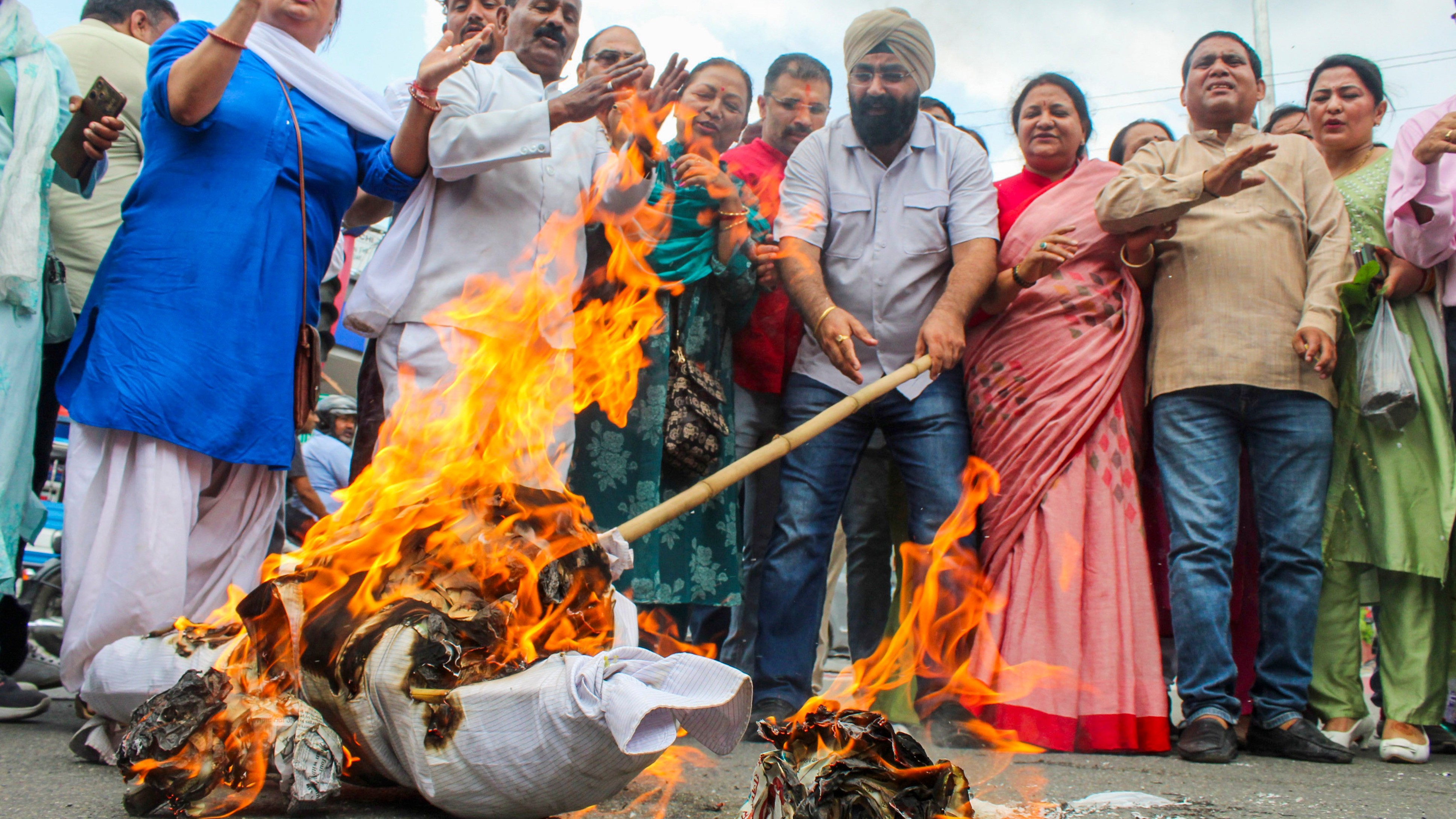 MP traffic cop suffers burn injuries during Congress' effigy-burning protest; probe ordered