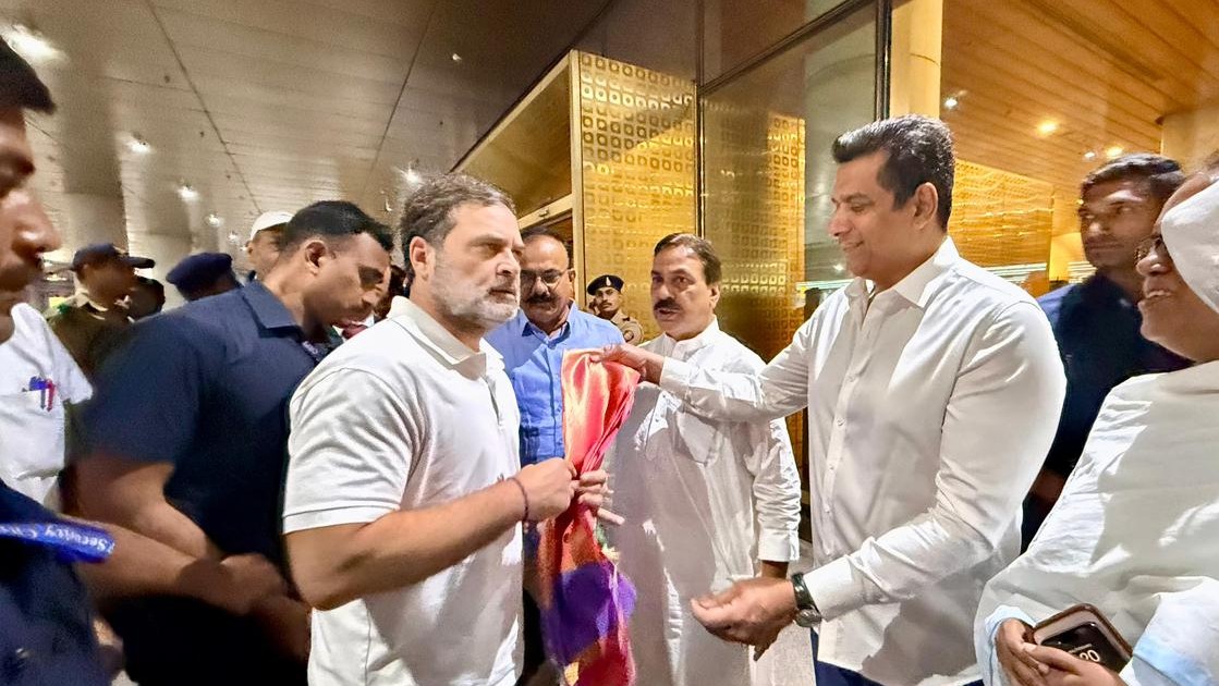 Rahul meets Congress leaders over lunch; reviews poor civic poll show, steps to boost organisation
