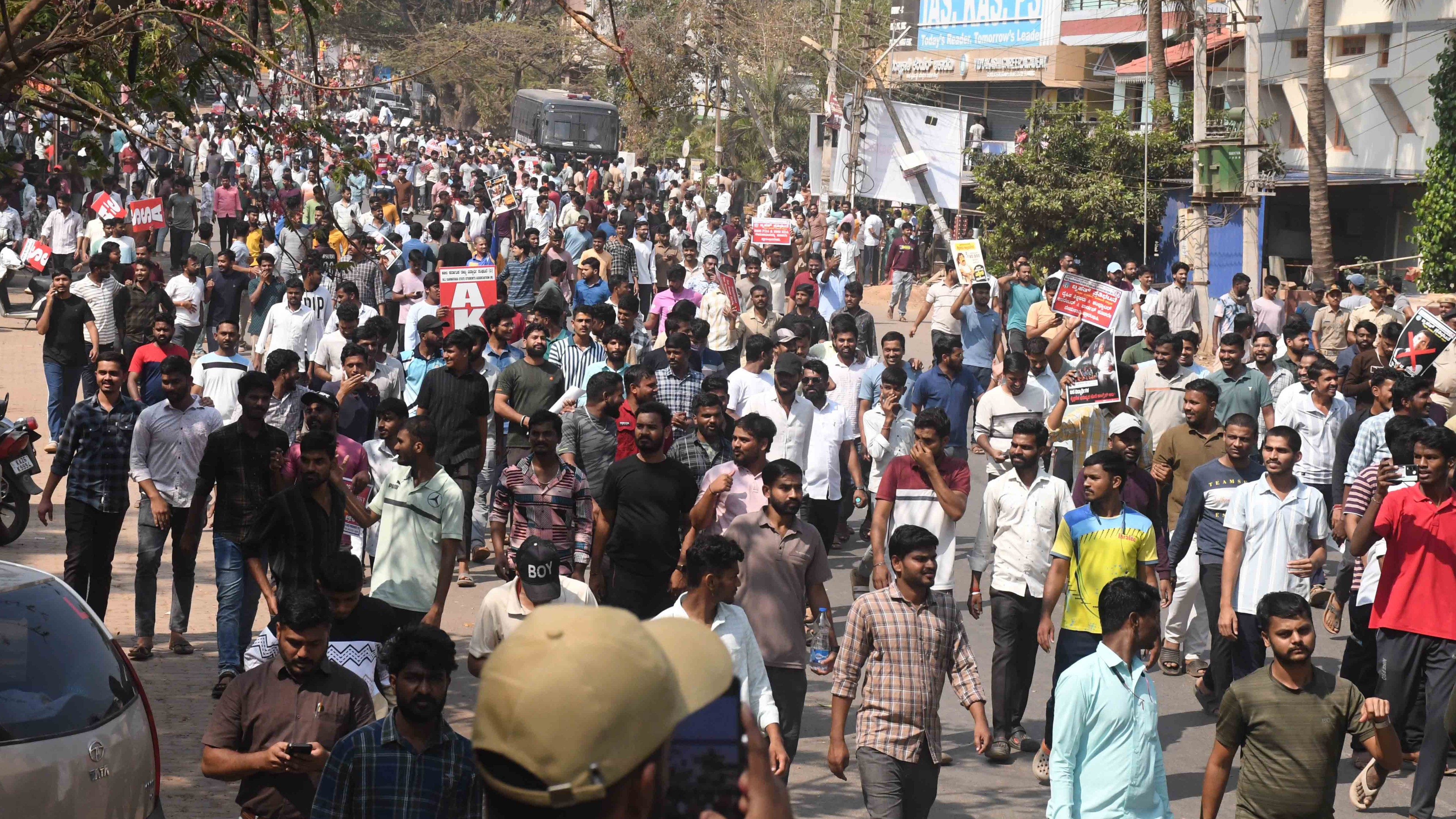 Protest for jobs in Dharwad: AKSSA president, others booked for violation