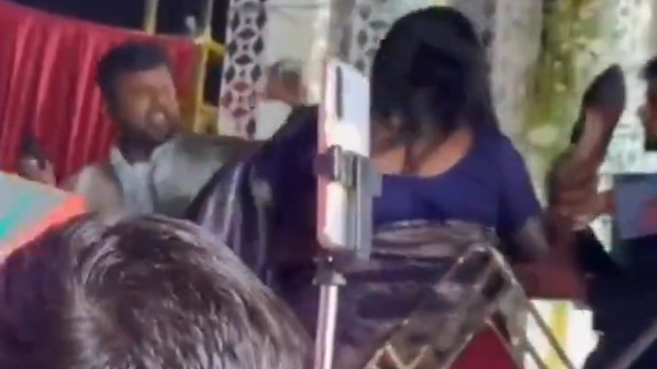 Uttar Pradesh: Bhojpuri singer chases anchor with sandal after obscene remarks at event