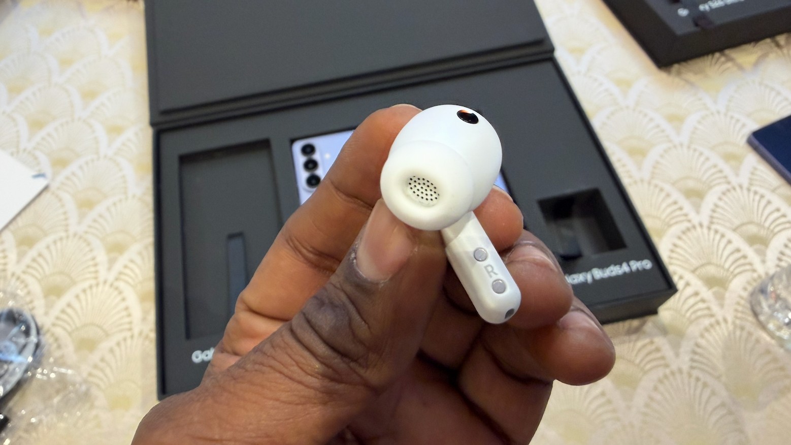 Samsung Galaxy Buds4 Pro.