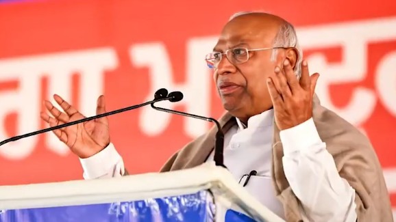 Congress' Mallikarjun Kharge hits out at Arvind Kejriwal, PM Modi for speaking 'hypocritical' language