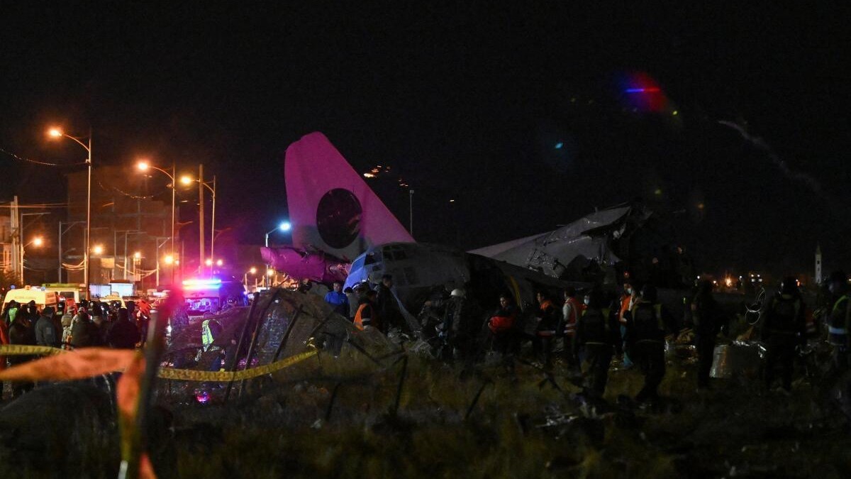 At least 15 killed, dozens more injured as Bolivian military plane crashes in El Alto near capital La Paz