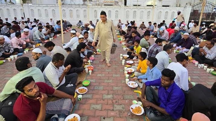 A 40-year-tradition: Sindhi businessmen offer iftar meal to fasting Muslims in Chennai