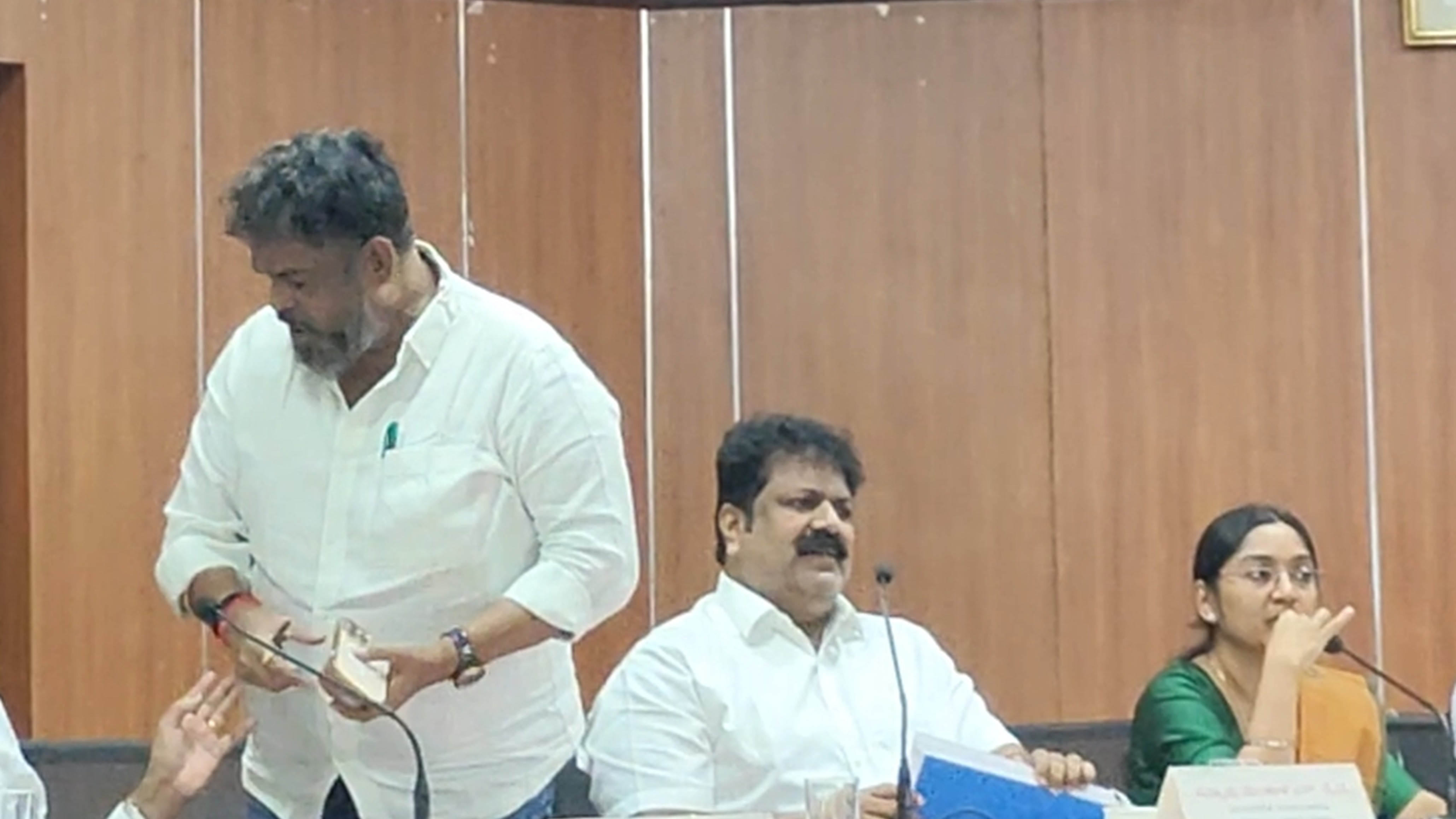 Face-off between Congress MLA Satish Sail-Minister Mankal S Vaidya during KDP meeting in Karwar