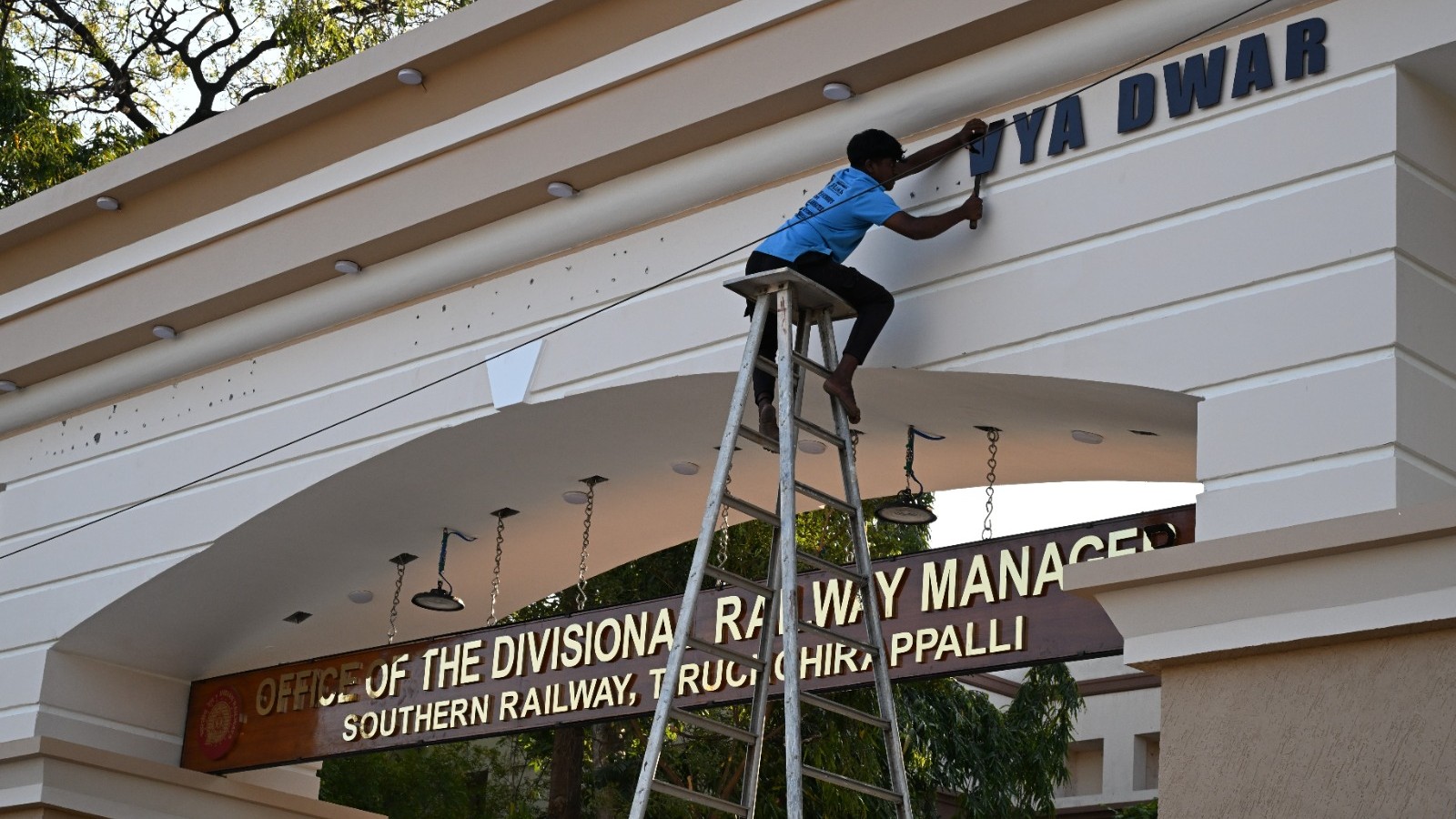 Hindi imposition row: Name board outside Tiruchirappalli railway office removed after uproar