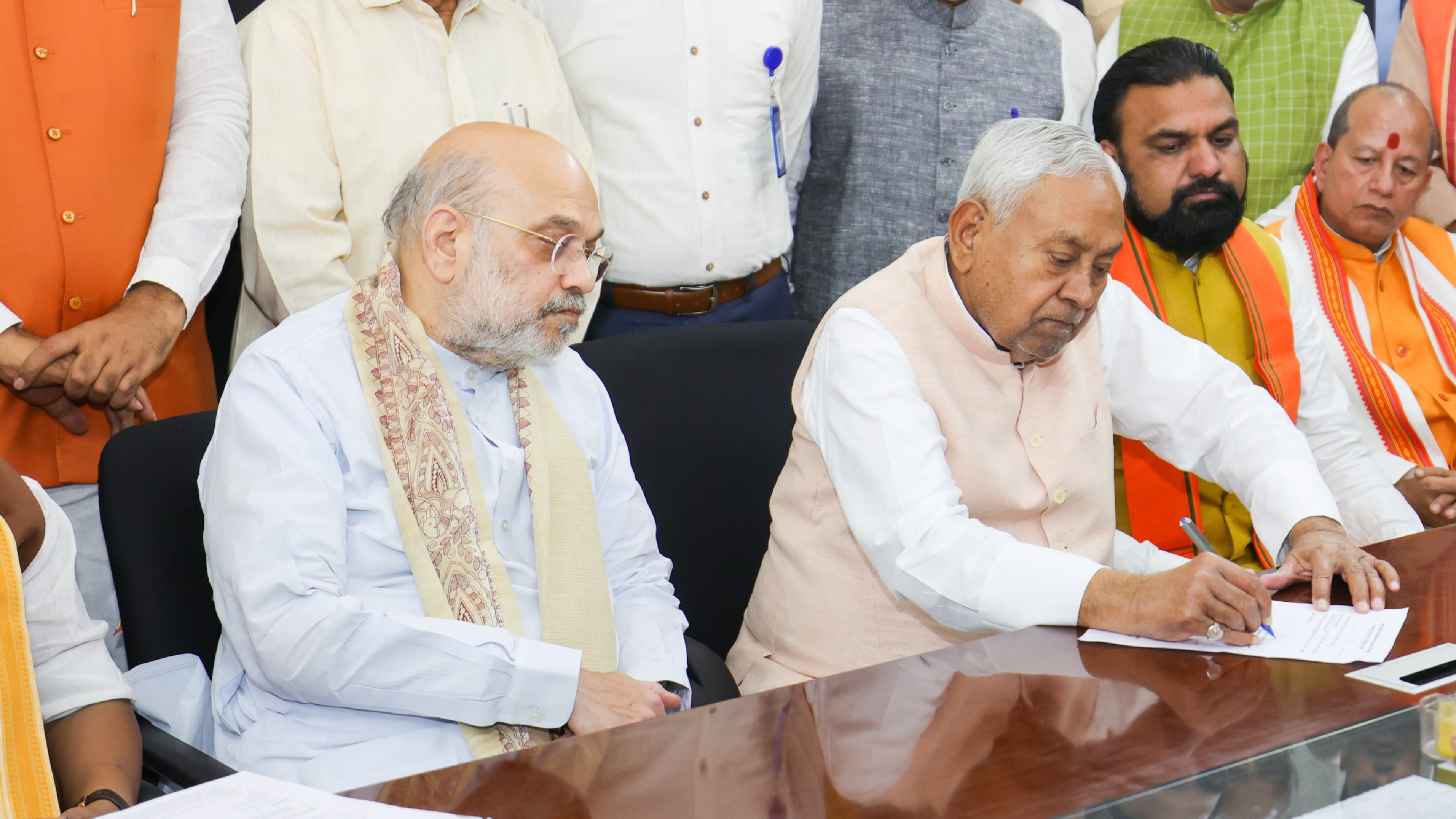 नीतीश कुमार ने राज्यसभा के लिए नामांकन दाखिल किया, बिहार के मुख्यमंत्री पद से इस्तीफे का संकेत