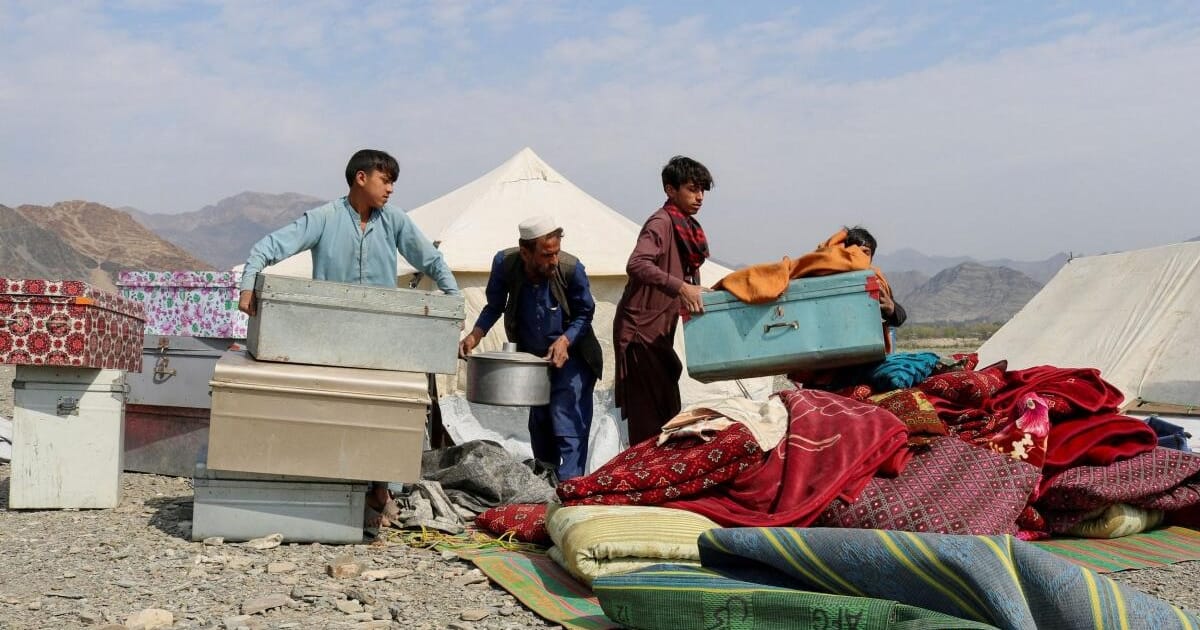 Pakistani, Afghan border forces clash as UN says war displaces 100,000