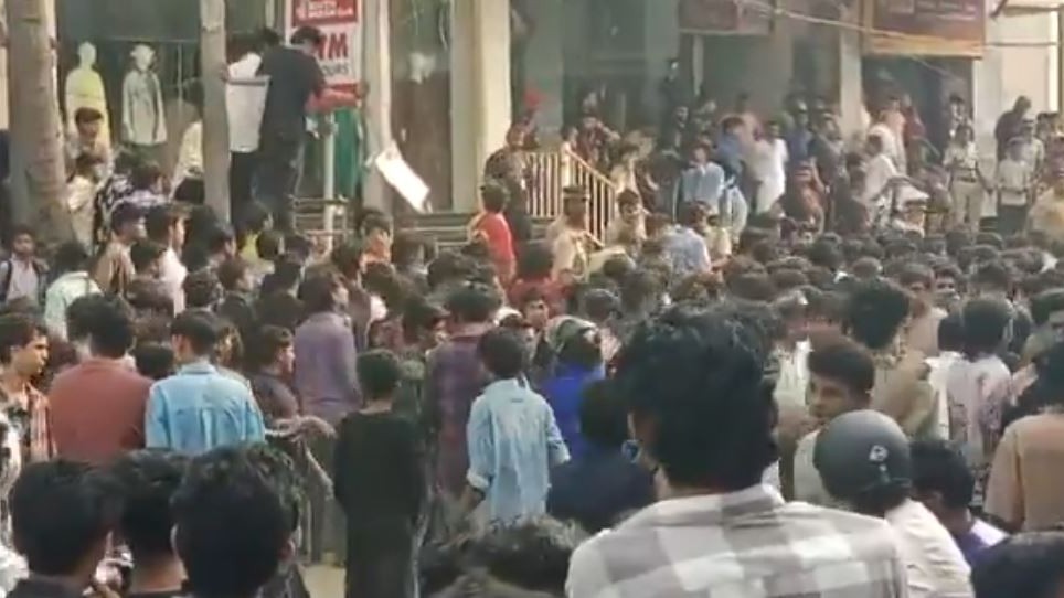 One-rupee shoe offer triggers rush at shop in Kerala's Kozhikode, police resort to lathicharge