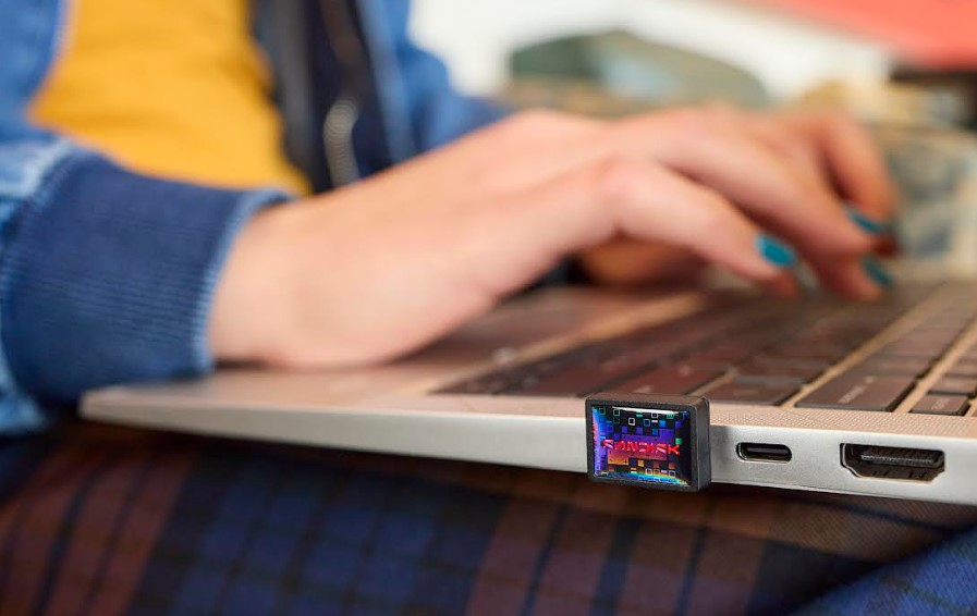 Sandisk Extreme Fit USB-C flash drive.