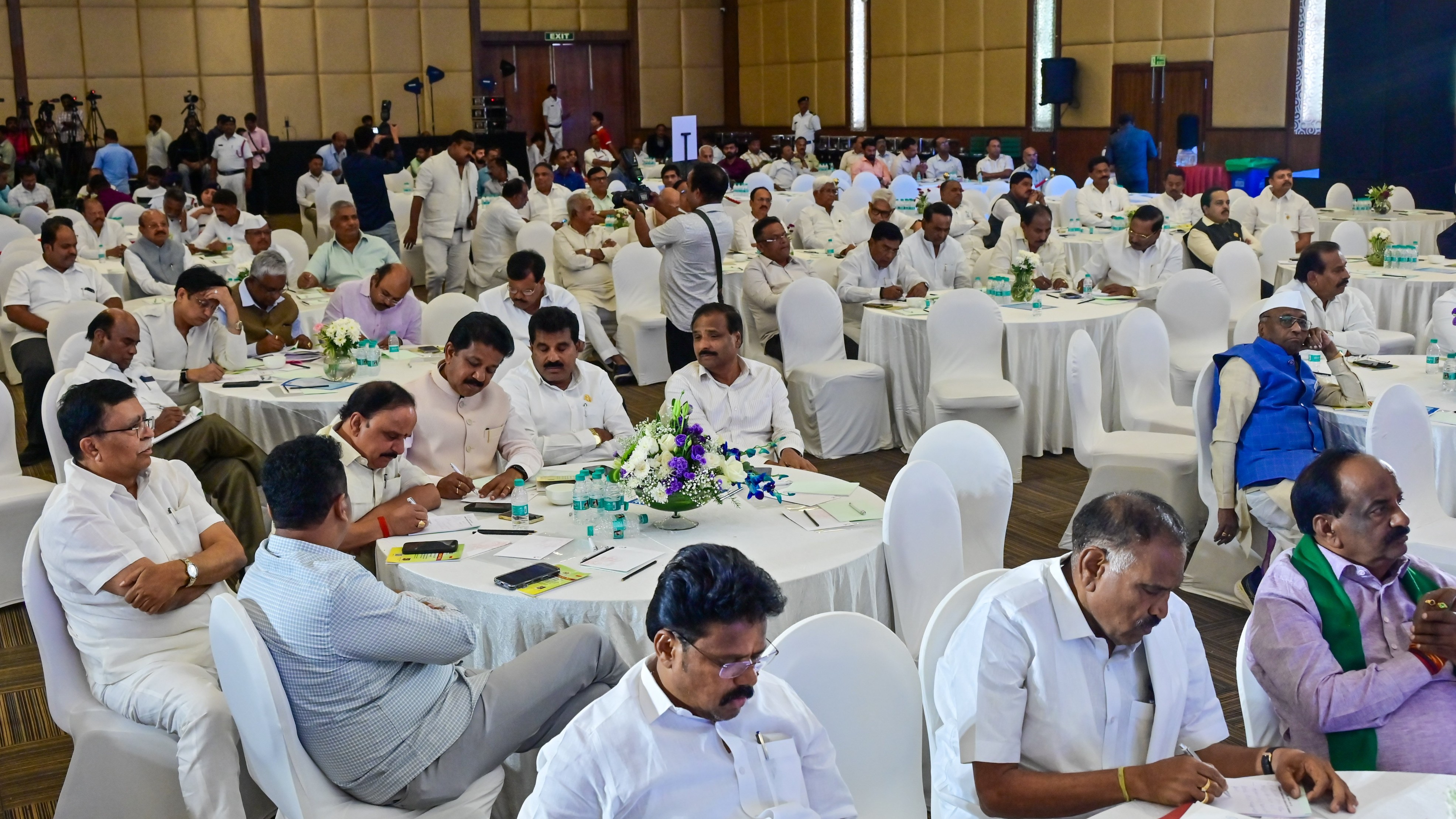 Congress MLAs urge CM Siddaramaiah to fight for central funds legally