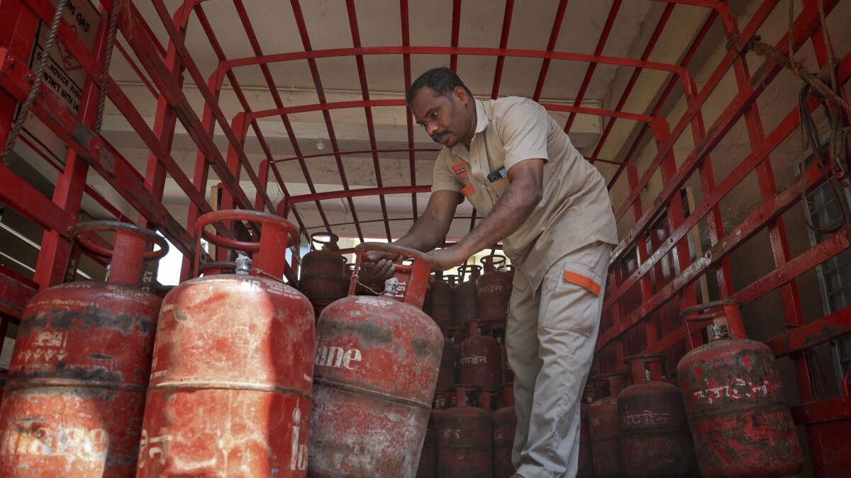 Watch | LPG cylinders stolen from residential areas in Bengaluru amid shortage fears
