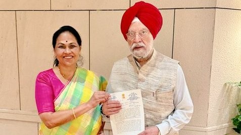 Shobha Karandlaje meets Petroleum minister Hardeep Puri, seeks steady gas supply to restaurants