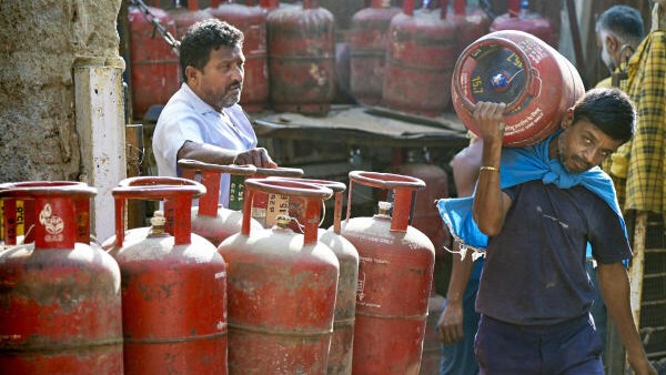 Andhra hoteliers urge govt intervention on commercial LPG amidst fears of supply disruption