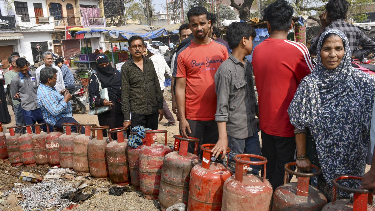 Long Queues at LPG Distribution Centres in West Bengal Amid Supply Concerns  