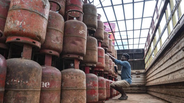 Commercial LPG cylinder price climbs to Rs 6,000 on black market